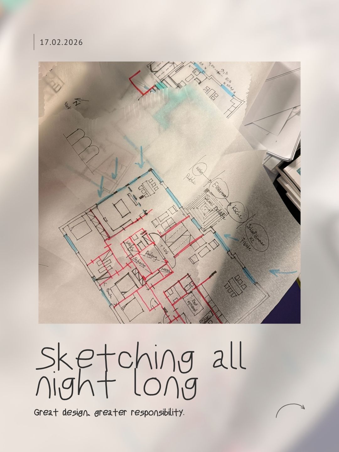 Handgezeichnete Grundrissskizzen mit farbigen Markierungen auf dem Schreibtisch von alma:s Architekten