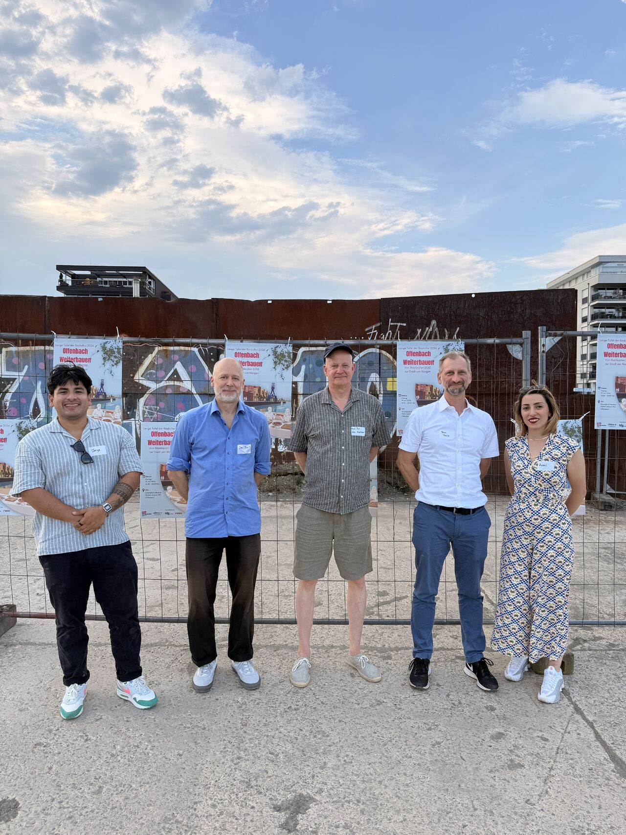 Equipo y anfitriones de la Mesa Larga de la Baukultur frente al HafenCampus de Offenbach